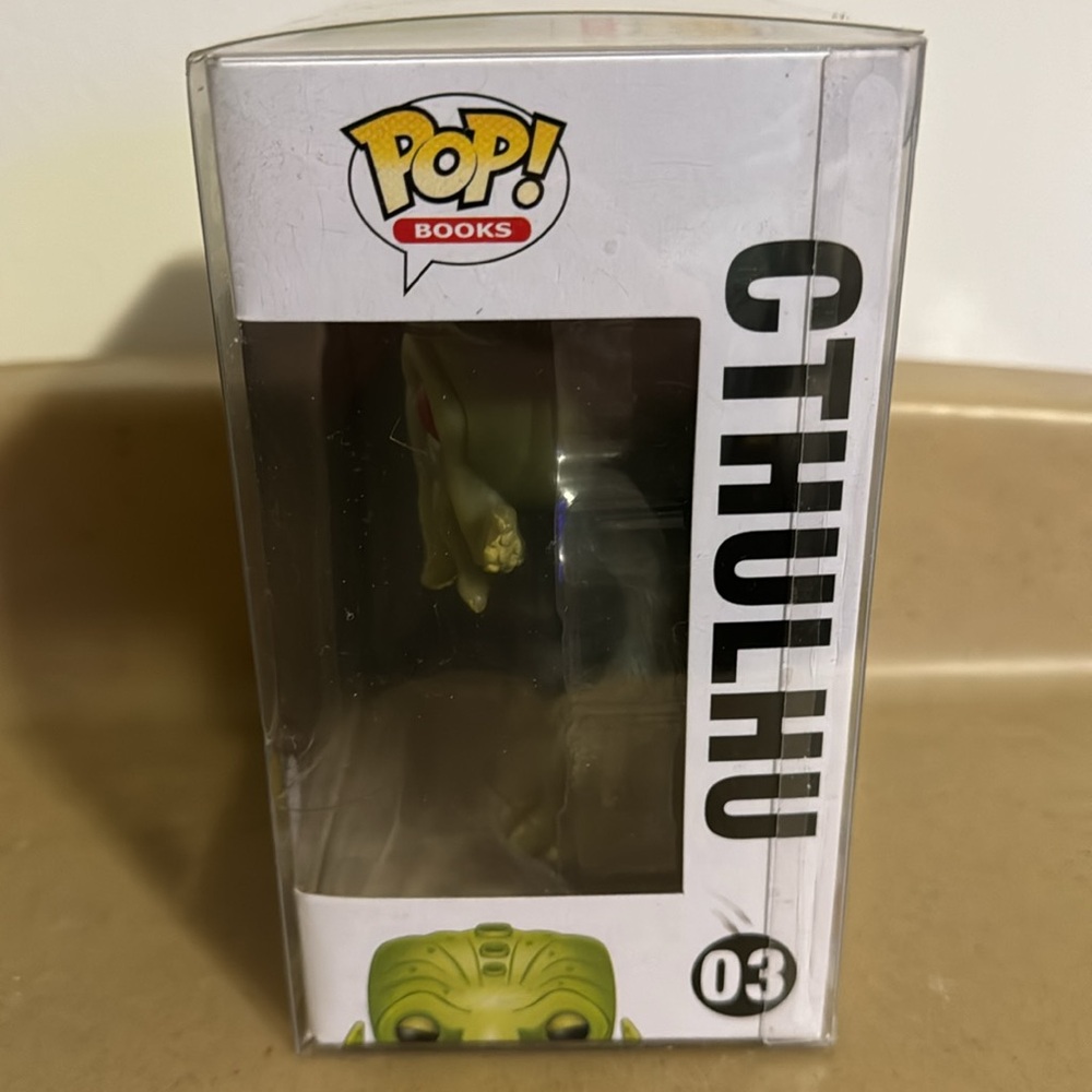 Funko Pop Cthulhu Master Of R’lyeh GITD - Picture 3 of 5